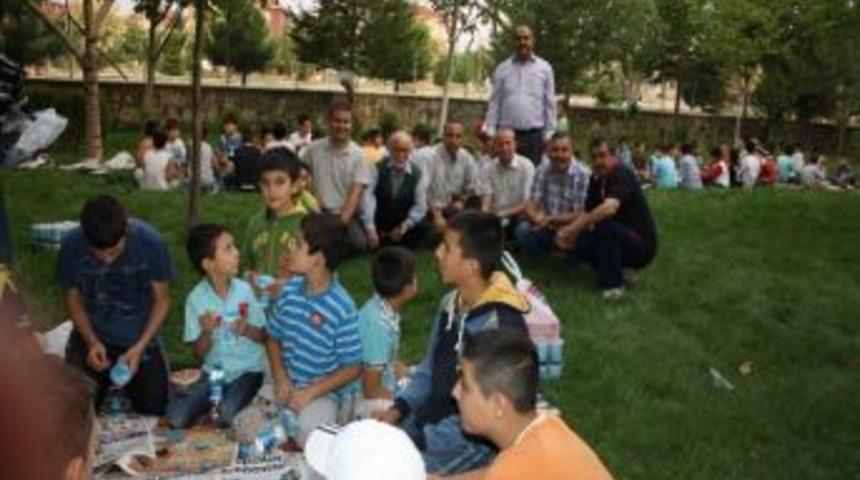 Kur&rsquo;an Kursu &Ouml;ğrencilerine İftar Yemeği Verildi