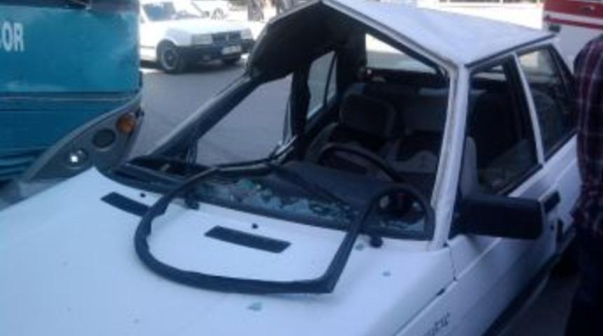 Yolcu Minübüsü İle Otomobil Çarpıştı 1 Yaralı