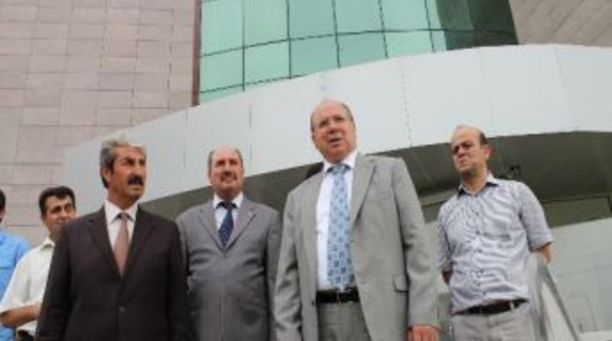 Vali &Ccedil;i&ccedil;ek, Kredi Yurtlar Kurumu Yurt İnşaatında İncelemelerde Bulundu