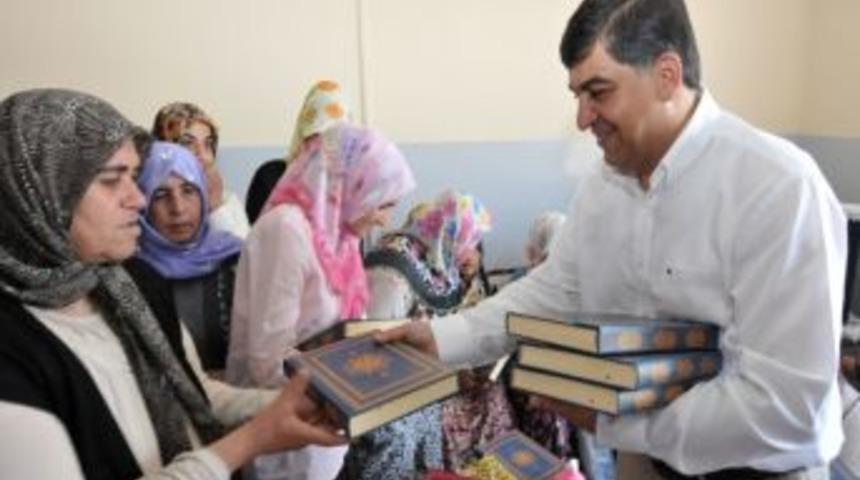 Başkan Fadıloğlu, Kursiyerlere Kur'an-ı Kerim Hediye Etti