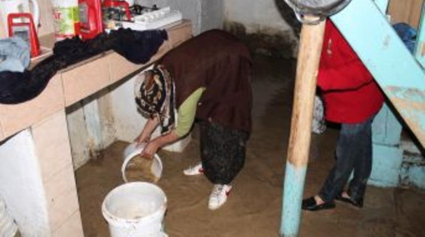 Bayburt&rsquo;ta Şiddetli Yağış Ve R&uuml;zgar Maddi Hasara Yol A&ccedil;tı