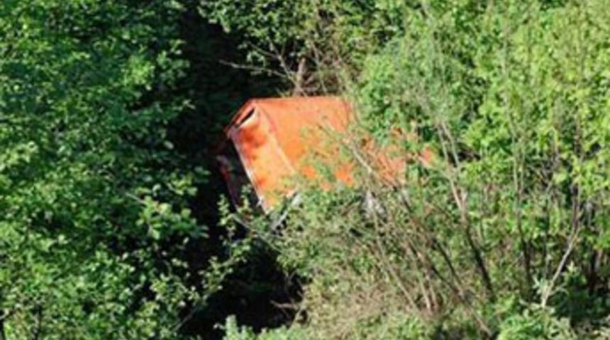 Kamyon u&ccedil;uruma yuvarlandı: 2 &ouml;l&uuml;