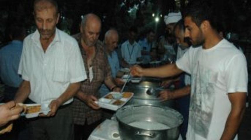 Anadolu Gen&ccedil;lik&rsquo;ten Cami Bah&ccedil;esinde İftar