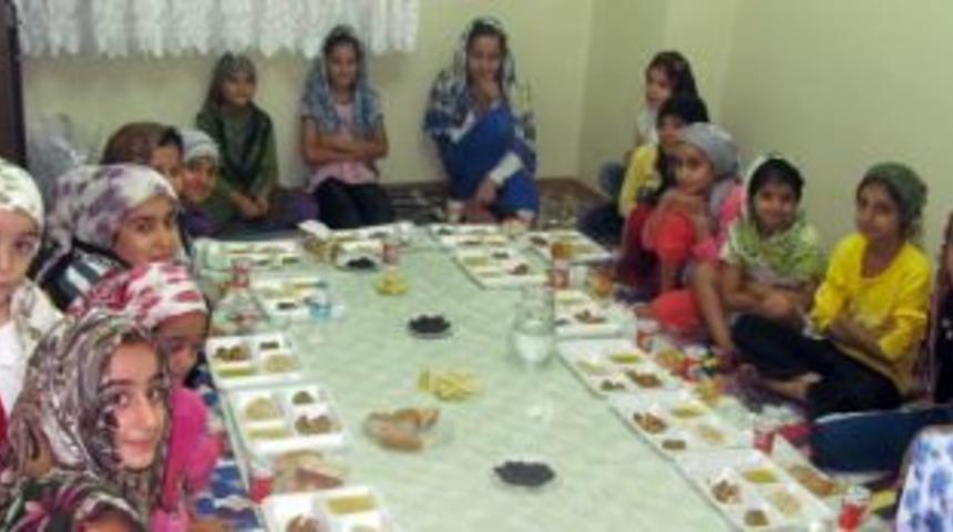Kuran kursu &ouml;ğrencilerine iftar