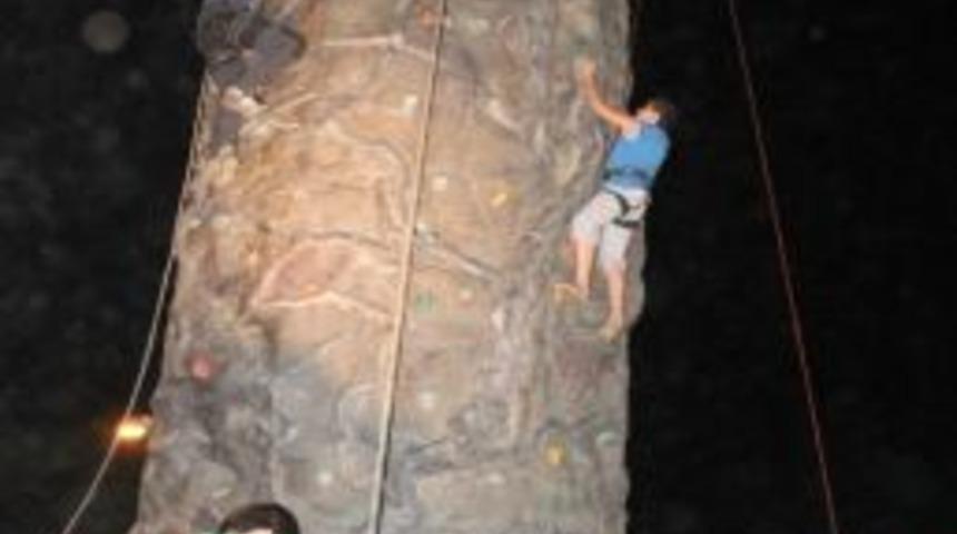 İftardan Sonra Yapay Tırmanış Duvarında Stres Attılar