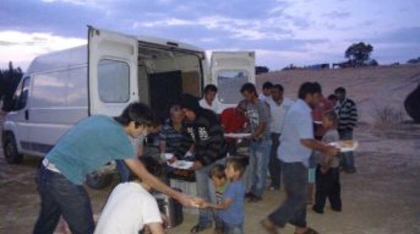 Karamanlı Hayırseverler Mevsimlik Tarım İş&ccedil;ilerine İftar Verdi