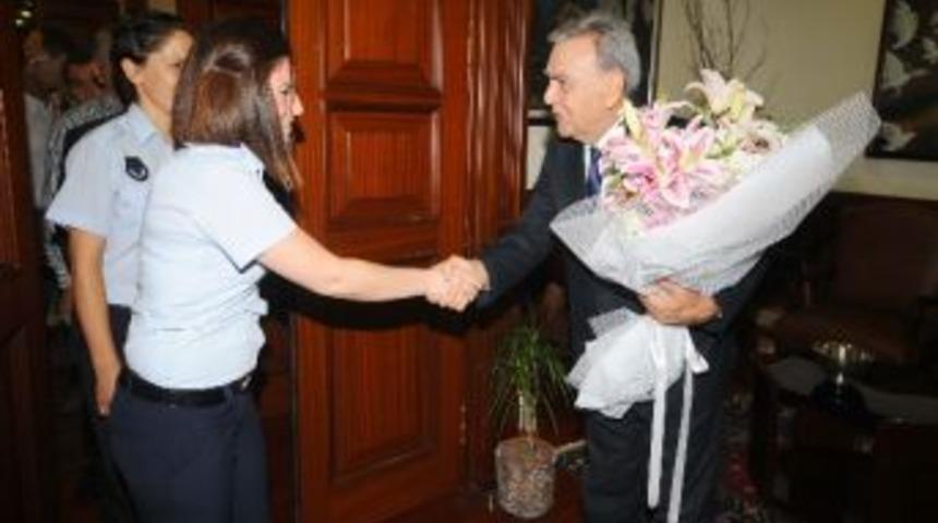 Zabıtalar B&uuml;y&uuml;kşehir Belediye Başkanı Aziz Kocaoğlu'nu Ziyaret Etti