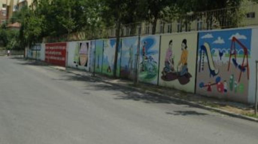Park Ve Bah&ccedil;eler M&uuml;d&uuml;rl&uuml;ğ&uuml; Duvarları Da G&uuml;zelleştiriyor