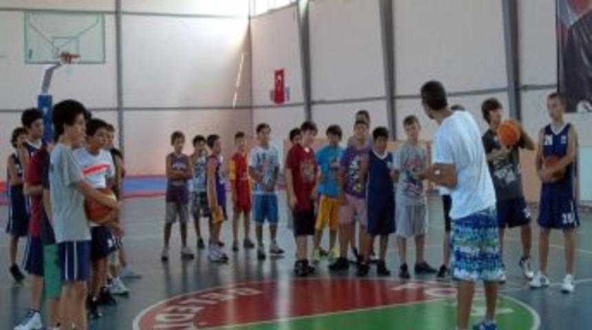 Fo&ccedil;a Belediyespor Basketbol Yaz Spor Okulu&rsquo;na B&uuml;y&uuml;k İlgi