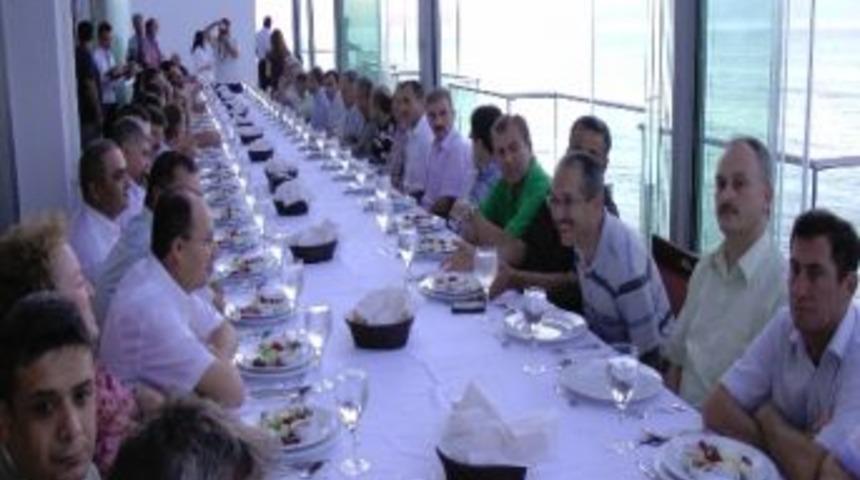 M&uuml;ft&uuml;l&uuml;k Sky Tower&rsquo;da İftar Verdi