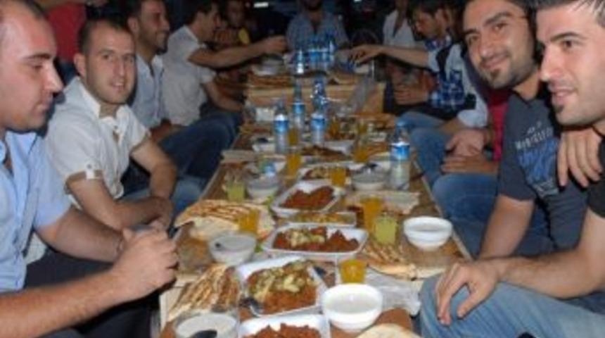 Siverekli Esnaf, İş Yerlerinin &Ouml;n&uuml;nde Kurdukları Masada İftar Yapıyor