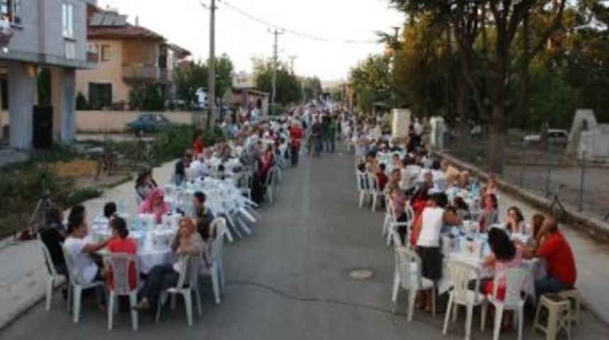 D&uuml;zce Belediyesinin D&uuml;zenlediği Mahalle İftarları Komşuluk İlişkilerini Arttırıyor