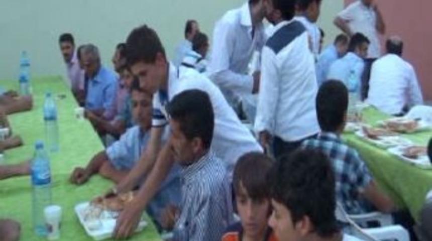 Kimse Yok Mu Derneği Gezici Aşevi Batman&rsquo;da 1500 Kişiye Iftar Verdi