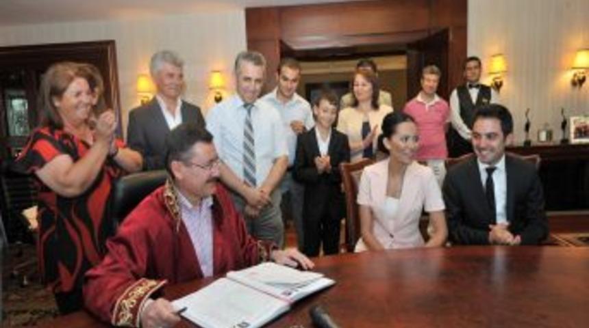 G&ouml;k&ccedil;ek'in Makam Odası Ilk Defa Bir Nikaha Sahne Oldu