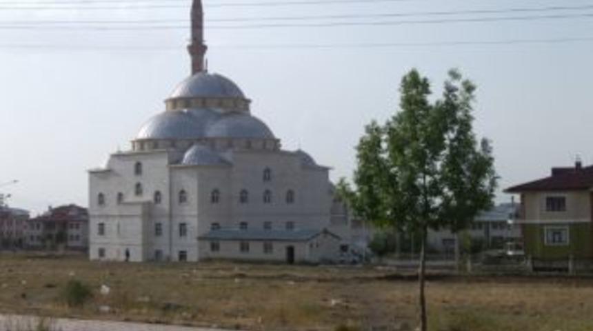 Erzurum&rsquo;da İ&ccedil;erisi Cemaat Dolu Camiye Yıldırım D&uuml;şt&uuml;