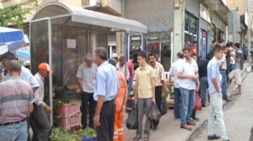 Yolcu Bekleme Durağı İşporta Tezgahına Çevirildi