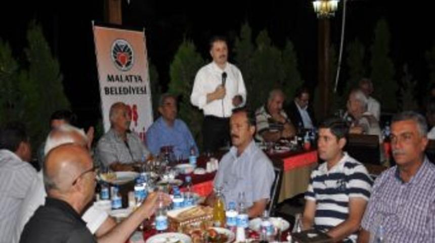 Belediyeden Muhtarlara İftar Yemeği