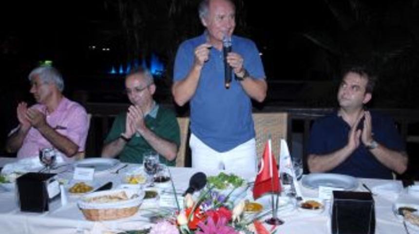 Muratpaşa'lı y&ouml;neticiler iftar yemeğinde...