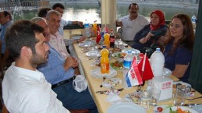 Havuz başında iftar