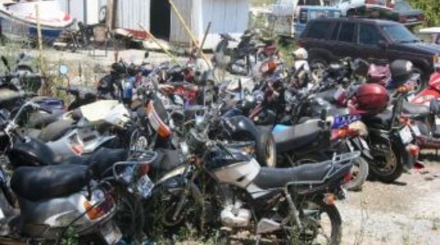 İzmit'te Yediemin Parkında 500 Ara&ccedil; Sahibini Bekliyor