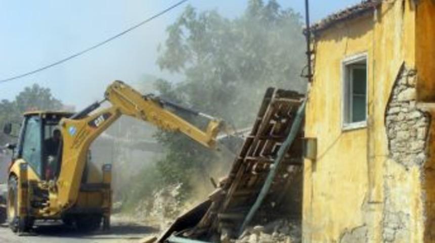 S&ouml;ke'de Metruk Binalar Yıkılıyor