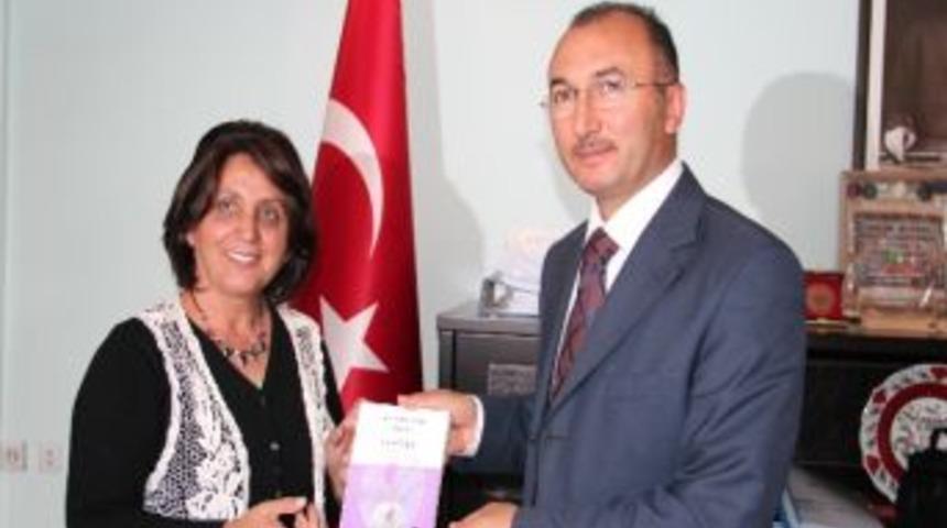 Başkan K&ouml;ksoy&rsquo;dan Yazar Sona Bilgin&rsquo;e Plaket