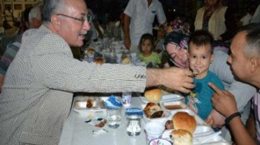 Vali Daş&ouml;z İftar Tatlısını 3 Yaşındaki Mehmet İle Paylaştı