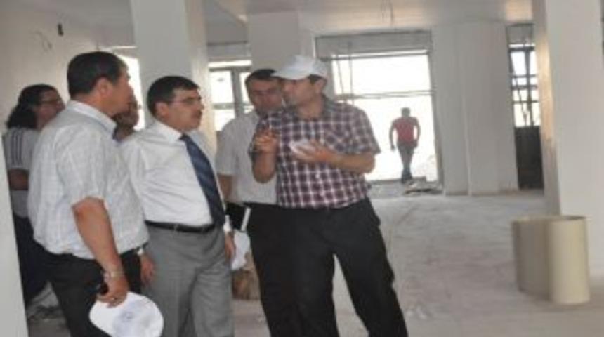 Bitlis Valisi Nurettin Yılmaz Spor Tesislerinin İnşaatlarını Gezdi