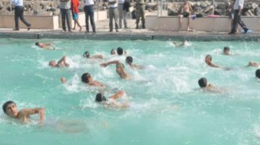 Adilcevaz&rsquo;da &Ccedil;ocukların Y&uuml;zen Havuz Keyfi