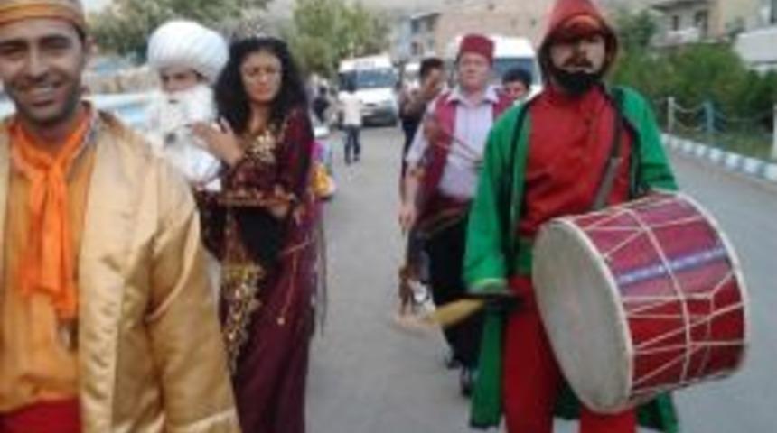 Van Şehir Tiyatroları Ekibi Gevaş'ta