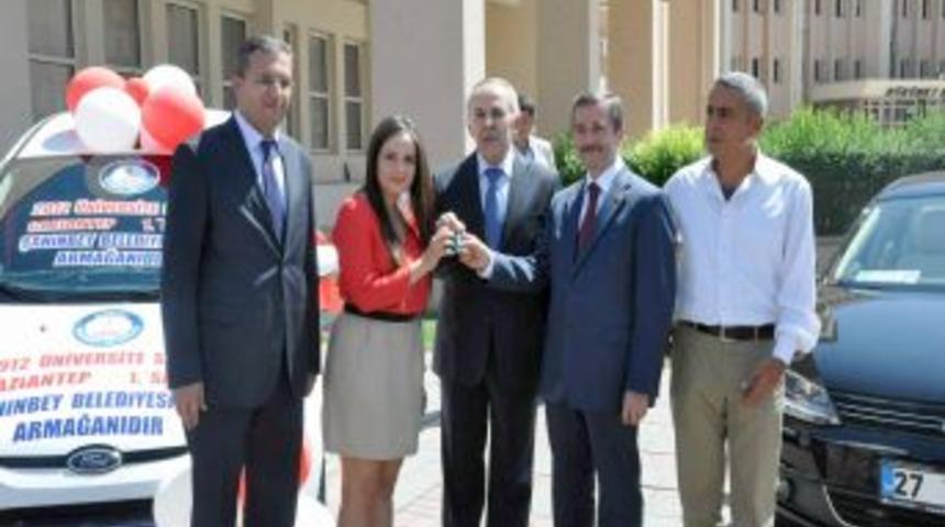Şahinbey Belediyesi LYS Birincisine Otomobil Hediye Etti