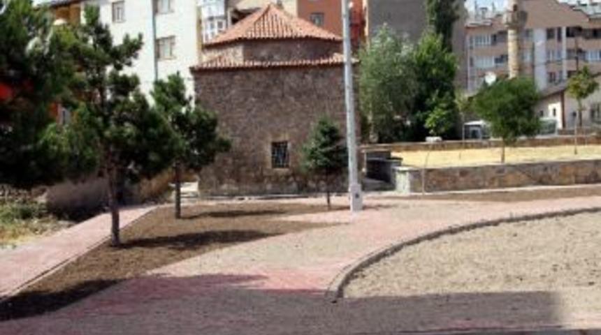 Akbaş Baba T&uuml;rbesi&rsquo;nde &Ccedil;evre D&uuml;zenlemesi