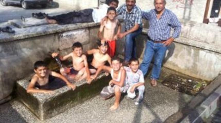 Sıcaktan Bunalan &Ccedil;ocuklar Havuz Ve &Ccedil;eşme Kenarlarında Serinledi