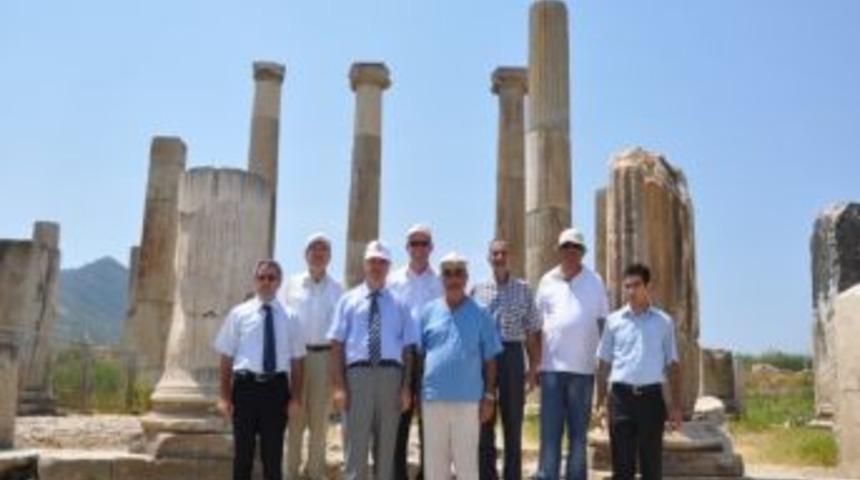 Vali Al Kadı Kalesi Ve Magnesia Kazılarını İnceledi