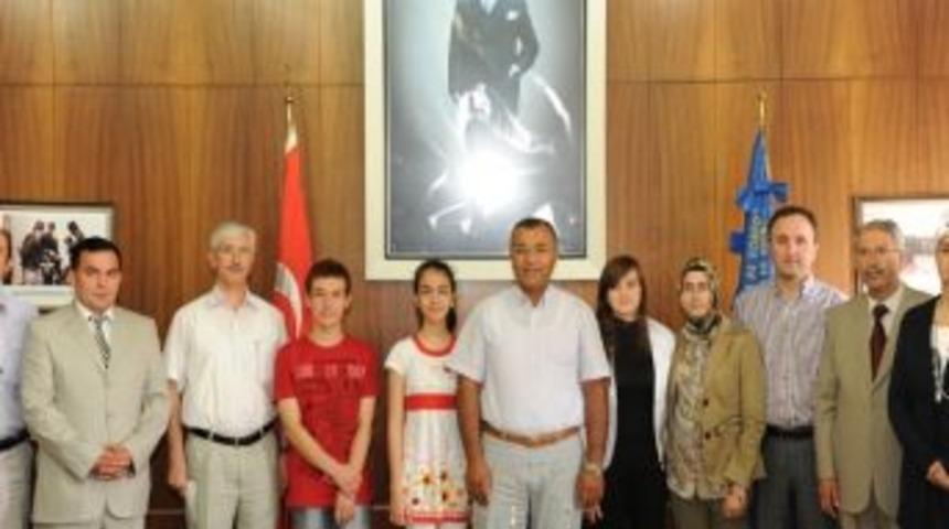 5 &Ouml;ğrencinin 1 Yıllık Bursu Vali Kenan &Ccedil;ift&ccedil;i&rsquo;den