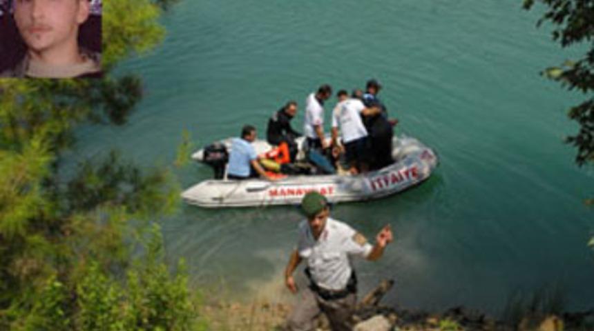 Kendisine bı&ccedil;ak &ccedil;eken oğlunu &ouml;ld&uuml;rd&uuml;
