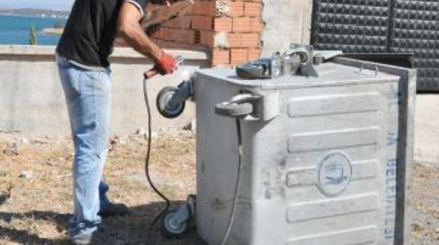 Aliağa Belediyesi Temizlik İşleri Ekibi, 3 Bin 52 Adet &Ccedil;&ouml;p Konteynırını Elden Ge&ccedil;iriyor