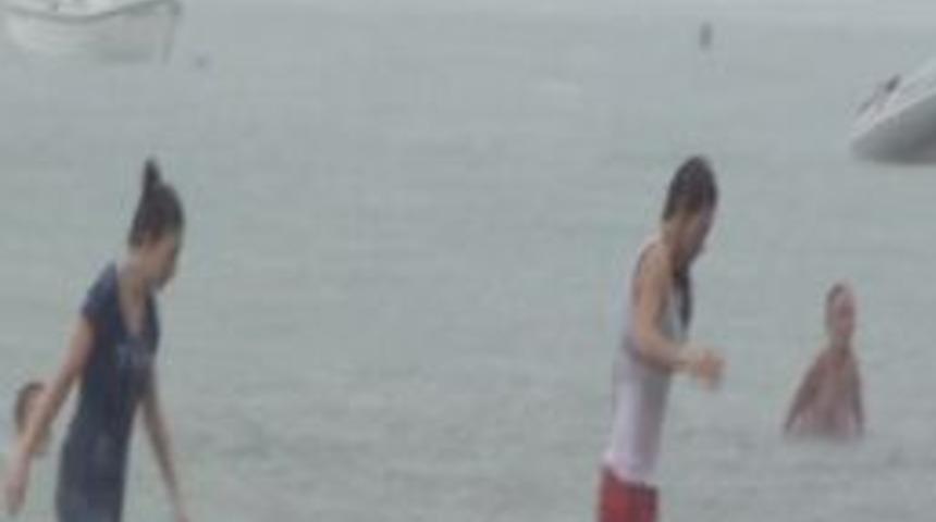 Sağanak Yağmur Altında Deniz Ve Dans Keyfi