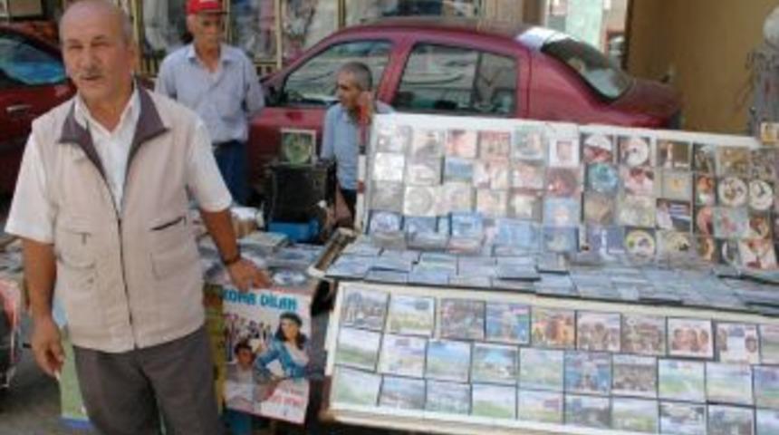 50 Kuruşa Satılan Teyp Kasetlerinin Y&uuml;z&uuml;ne Bile Bakan Yok