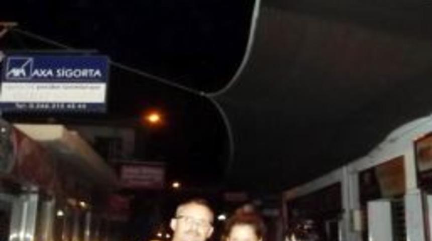 Gen&ccedil; Kızdan Anne Ve Babasına Pankartlı 25. Evlilik Yıld&ouml;n&uuml;m&uuml; S&uuml;rprizi