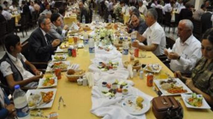 Valilik Şehit Ve Gazi Ailelerine İftar Yemeği Verdi