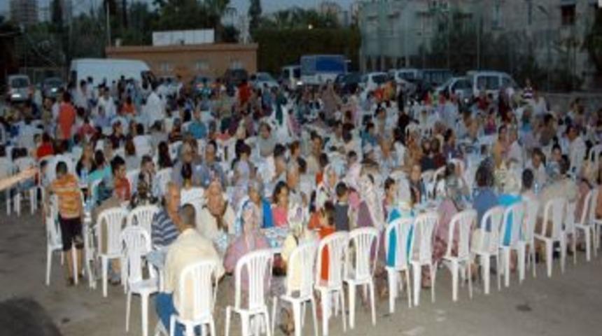 AK Parti &Ccedil;ukurova Teşkilatı Bin Kişiye Iftar Verdi