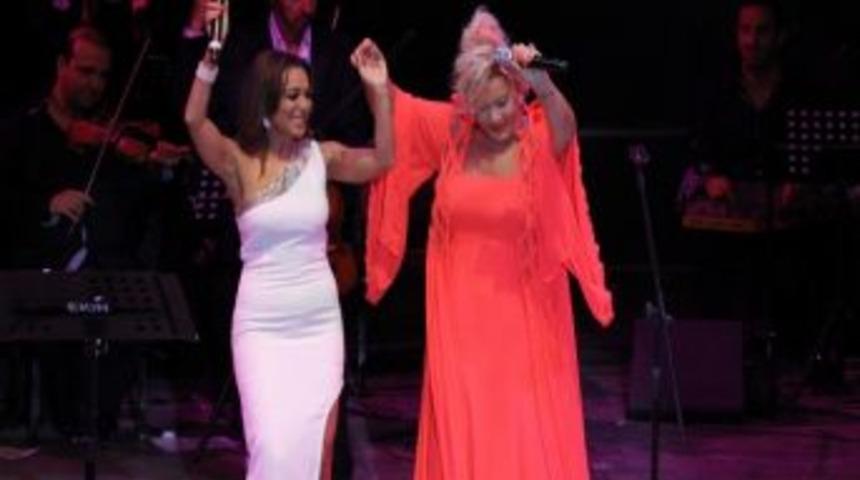 Emel Sayın İzmirlileri B&uuml;y&uuml;ledi