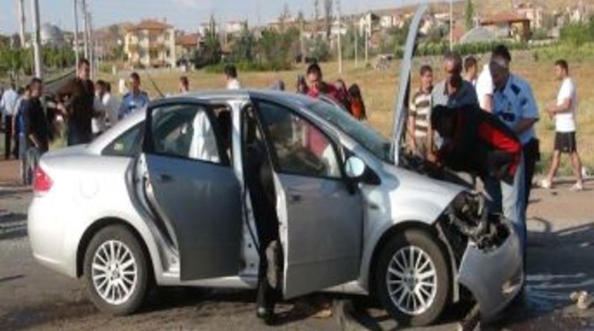Otomobiller &Ccedil;arpıştı 4 Kişi Yaralandı