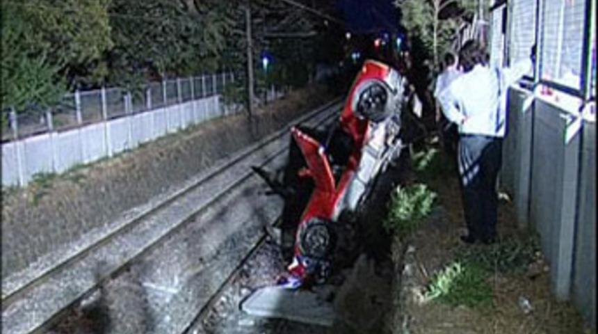 Spor arabayla raylara u&ccedil;tu