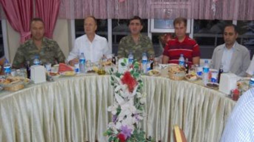 Tatvan'daki Protokol &Uuml;yeleri Esnafla İftar Yemeğinde Bir Araya Geldi