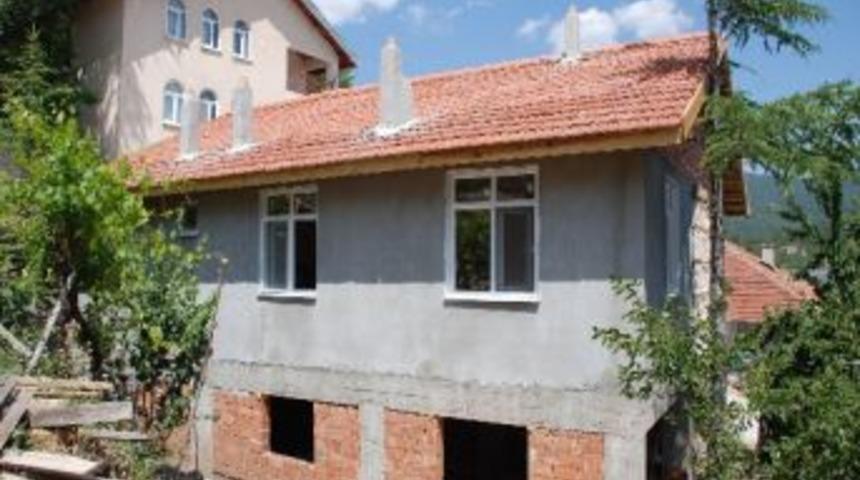 Akseki Kaymakamlığından 85 Yaşındaki Emine &Ouml;zy&uuml;rek'e Yardım Eli