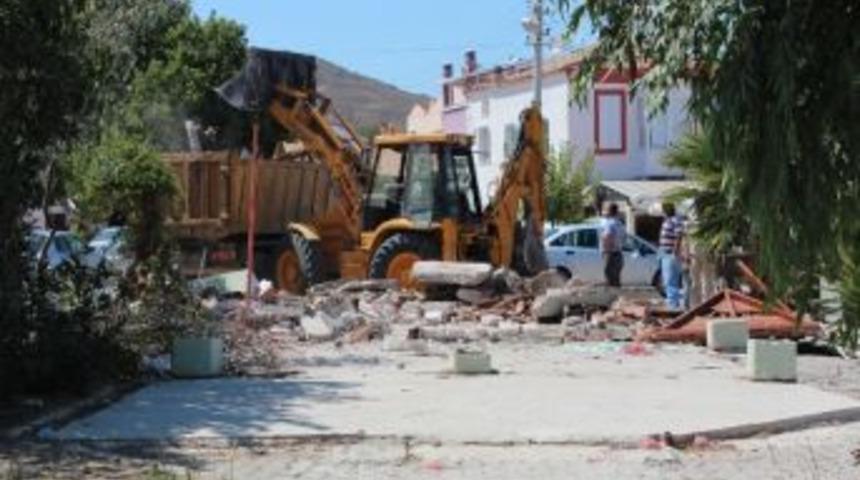 Urla Belediyesi İskele Meydanı'ndaki Kira S&ouml;zleşmeleri Biten B&uuml;feleri Yıktı