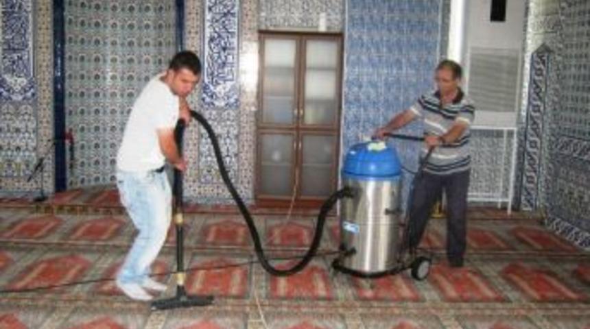 Camiler Temizleniyor