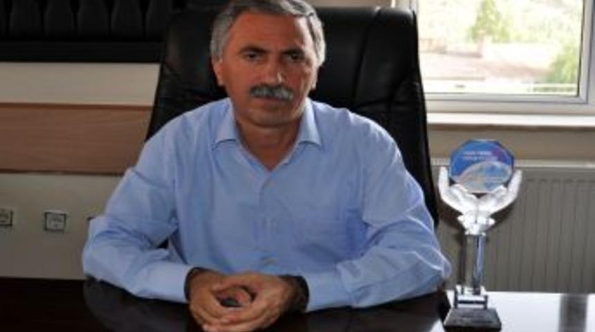 Hizan Belediye Başkanı Taylan'a, Yılın En İyi Yerel Y&ouml;neticisi &Ouml;d&uuml;l&uuml;